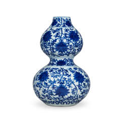 A RARE BLUE AND WHITE &#39;LOTUS&#39; DOUBLE-GOURD VASE