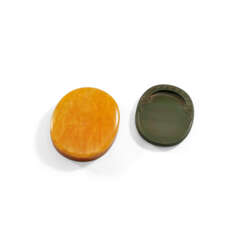 AN OVAL SONGHUA INK STONE AND ‘BUTTER STONE’ BOX AND COVER