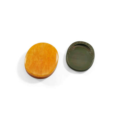 AN OVAL SONGHUA INK STONE AND ‘BUTTER STONE’ BOX AND COVER - Foto 1