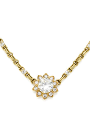 Yellow gold chain accented with small diamond spacers holding a diamond flower shaped centerpiece, ct. 3.32 main diamond, in all ct. 5.10 circa, g 20.78 circa, length cm 37.5 circa. | | Appended diamond report AIG n. D4420027221 11/04/2024, Milano - фото 1