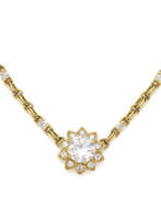 Product catalog. Yellow gold chain accented with small diamond spacers holding a diamond flower shaped centerpiece, ct. 3.32 main diamond, in all ct. 5.10 circa, g 20.78 circa, length cm 37.5 circa. | | Appended diamond report AIG n. D4420027221 11/04/2024, Milano