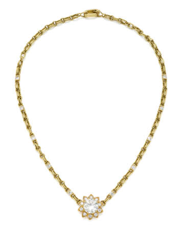 Yellow gold chain accented with small diamond spacers holding a diamond flower shaped centerpiece, ct. 3.32 main diamond, in all ct. 5.10 circa, g 20.78 circa, length cm 37.5 circa. | | Appended diamond report AIG n. D4420027221 11/04/2024, Milano - Foto 3