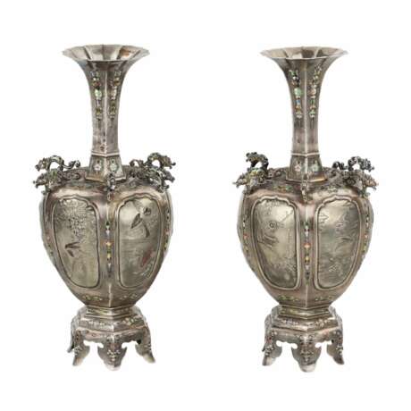 A pair of elegant Japanese vases made of silver and enamel. The turn of the 19th-20th centuries.Пара изящных японских ваз из серебра с эмалью. Рубеж 19-20 веков.Une paire d`élégants vases japonais en argent et émail. Le tournant des XIXe-XXe - photo 1