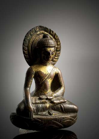 Kleine feuervergoldete Bronze des Buddha Shakyamuni - Foto 2