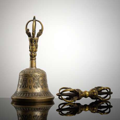 Glocke mit Griff aus zweifarbiger Bronze, 'Ghanta' und Vajra - Foto 1