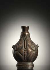 Feine und seltene Flasche in Froschform aus Bronze
