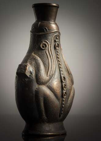 Feine und seltene Flasche in Froschform aus Bronze - Foto 2