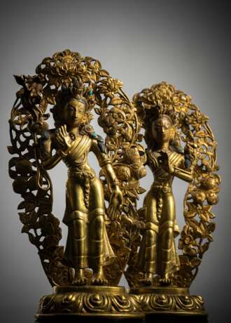 Paar feuervergoldete Bronzefiguren von Padmapani und Vajrapani - photo 1