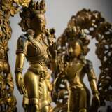 Paar feuervergoldete Bronzefiguren von Padmapani und Vajrapani - Foto 2