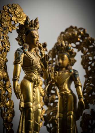 Paar feuervergoldete Bronzefiguren von Padmapani und Vajrapani - Foto 2