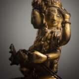 Feuervergoldete Bronze der Usnishavijaya auf einem Lotus - фото 3