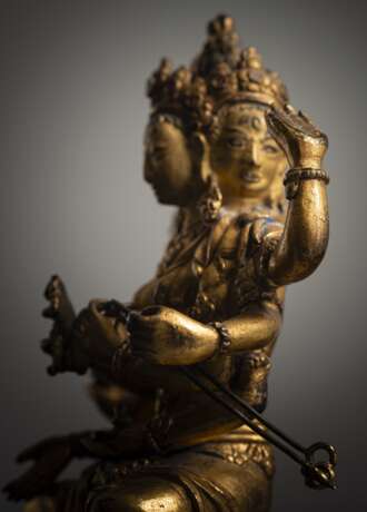 Feuervergoldete Bronze der Usnishavijaya auf einem Lotus - photo 3