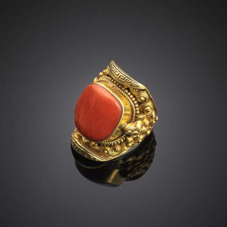 Ring eines Großlama in Sattelform aus Gold mit roter Koralle - Foto 2