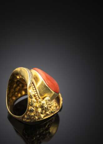 Ring eines Großlama in Sattelform aus Gold mit roter Koralle - Foto 3
