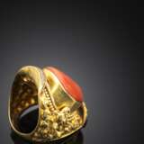 Ring eines Großlama in Sattelform aus Gold mit roter Koralle - фото 3