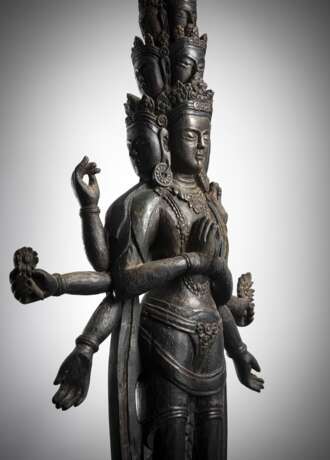 Ekadashalokeshvara aus teils gefasstem Hartholz - Foto 2
