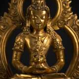 Feine und seltene feuervergoldete Bronze des Amitayus auf einem Thron - photo 3