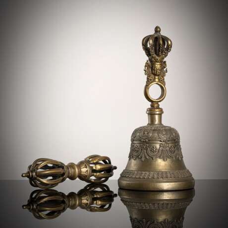 Neunstrahliges Vajra aus Bronze und Eisen und Ritualglocke 'ghanta' - фото 1