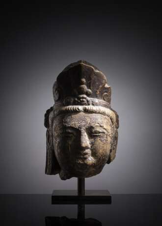Seltener Kopf eines Bodhisattva aus farbig gefasstem Stein - photo 1