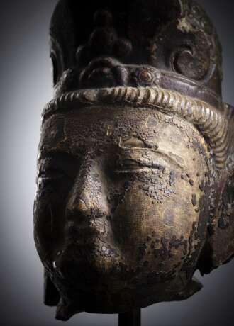 Seltener Kopf eines Bodhisattva aus farbig gefasstem Stein - photo 7