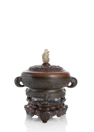 Fein gegossener Weihrauchbrenner aus Bronze im archaischen Stil mit fein geschnitztem Deckel und Stand aus Holz und Jadegriff. - фото 1