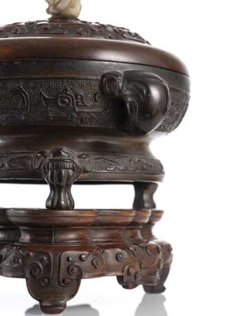 Fein gegossener Weihrauchbrenner aus Bronze im archaischen Stil mit fein geschnitztem Deckel und Stand aus Holz und Jadegriff. - фото 2