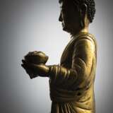 Seltene feuervergoldete Bronze des stehenden Buddha - photo 2