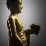 Seltene feuervergoldete Bronze des stehenden Buddha - Foto 4