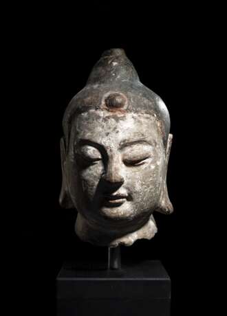 Ungewöhnlicher und seltener Terracotta-Kopf des Buddha mit Resten von Fassung - photo 1