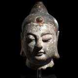 Ungewöhnlicher und seltener Terracotta-Kopf des Buddha mit Resten von Fassung - photo 1
