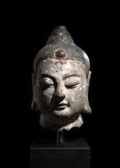 Ungewöhnlicher und seltener Terracotta-Kopf des Buddha mit Resten von Fassung