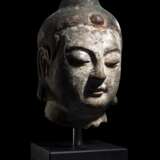Ungewöhnlicher und seltener Terracotta-Kopf des Buddha mit Resten von Fassung - Foto 2