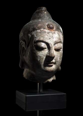 Ungewöhnlicher und seltener Terracotta-Kopf des Buddha mit Resten von Fassung - photo 2