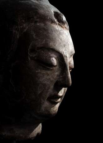 Ungewöhnlicher und seltener Terracotta-Kopf des Buddha mit Resten von Fassung - Foto 3