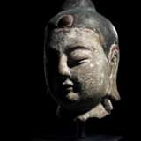 Ungewöhnlicher und seltener Terracotta-Kopf des Buddha mit Resten von Fassung - photo 4