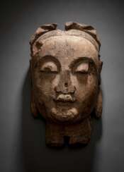 Seltener und großer Kopf des Guanyin aus Holz mit Resten von Fassung
