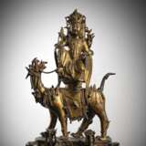 Große und seltene Bronze eines Bodhisattva auf einem Fabeltier - photo 1
