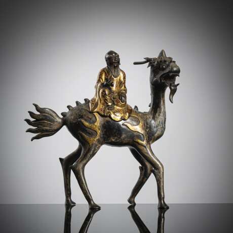 Weihrauchbrenner aus Bronze mit farbiger Bemalung und Goldlack-Fassung in Form eines Qilin mit einem Unsterblichen - photo 1