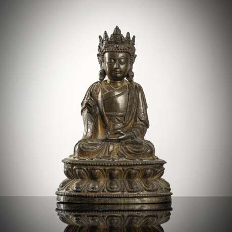 Bronze eines Bodhisattva auf einem Lotusthron - фото 1