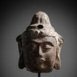 Feiner Kopf des Guanyin aus Guss-Eisen mit Resten von Fassung und Spuren von Vergoldung - photo 1