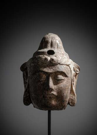 Feiner Kopf des Guanyin aus Guss-Eisen mit Resten von Fassung und Spuren von Vergoldung - Foto 1