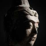 Feiner Kopf des Guanyin aus Guss-Eisen mit Resten von Fassung und Spuren von Vergoldung - Foto 3