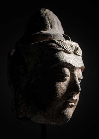 Feiner Kopf des Guanyin aus Guss-Eisen mit Resten von Fassung und Spuren von Vergoldung - Foto 3