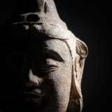 Feiner Kopf des Guanyin aus Guss-Eisen mit Resten von Fassung und Spuren von Vergoldung - фото 4