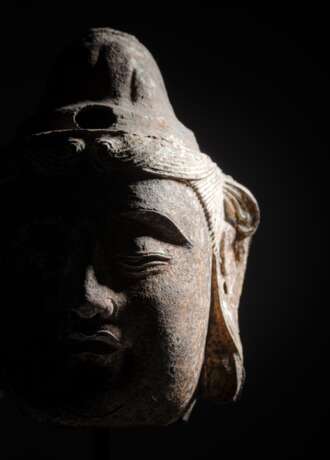 Feiner Kopf des Guanyin aus Guss-Eisen mit Resten von Fassung und Spuren von Vergoldung - Foto 4