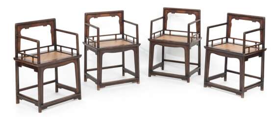Seltener Satz von vier Armlehnstühlen 'Meiguiyi' mit geflochtenen Sitzflächen - фото 1