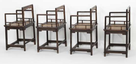 Seltener Satz von vier Armlehnstühlen 'Meiguiyi' mit geflochtenen Sitzflächen - Foto 5