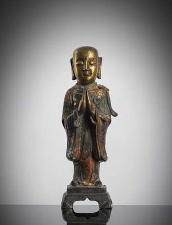 Partiell feuervergoldet und lackvergoldete Figur eines stehenden Mönches aus Bronze - photo 1