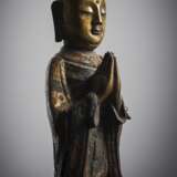 Partiell feuervergoldet und lackvergoldete Figur eines stehenden Mönches aus Bronze - Foto 2