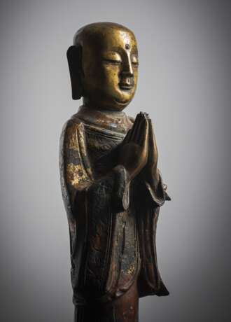 Partiell feuervergoldet und lackvergoldete Figur eines stehenden Mönches aus Bronze - Foto 2